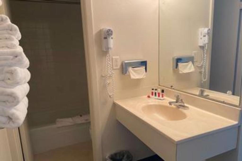 Travelodge By Wyndham Powell מראה חיצוני תמונה